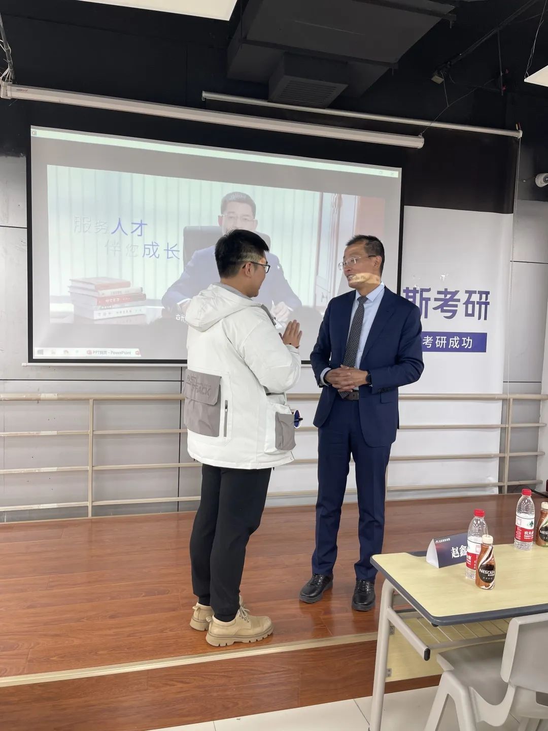 職場(chǎng)致勝之道與領(lǐng)導(dǎo)力提升——社科賽斯甄誠(chéng)董事長(zhǎng)專場(chǎng)講座圓滿收官！  社科賽斯考研 社科賽斯 職場(chǎng)致勝之道 領(lǐng)導(dǎo)力提升  社科賽斯考研  洞悉職場(chǎng)規(guī)律，活出精彩人生。2023年1月8日下午，社科賽斯董事長(zhǎng)甄誠(chéng)先生以《職場(chǎng)致勝之道與領(lǐng)導(dǎo)力提升》發(fā)表精彩講座。  ▼董事長(zhǎng)甄誠(chéng)先生  人物簡(jiǎn)介：北大光華02級(jí)MBA，社科賽斯創(chuàng)始人，多所院校面試考官、企業(yè)家導(dǎo)師、客座教授，曾在北京大學(xué)國(guó)家發(fā)展研究院、北大醫(yī)學(xué)部、中國(guó)科學(xué)院大學(xué)管理學(xué)院、中國(guó)政法大學(xué)商學(xué)院、天津大學(xué)管理學(xué)院、北京交通大學(xué)管理學(xué)院、中央財(cái)經(jīng)大學(xué)商學(xué)院、華東理工大學(xué)商學(xué)院、北京師范大學(xué)經(jīng)管學(xué)院，華南理工大學(xué)管理學(xué)院、暨南大學(xué)商學(xué)院等院校講授職業(yè)發(fā)展。  講座圍繞“MBA對(duì)未來(lái)職業(yè)發(fā)展的回報(bào)”、“職場(chǎng)成長(zhǎng)”、“”“領(lǐng)導(dǎo)力提升”等內(nèi)容，甄總結(jié)合自身多年MBA面試指導(dǎo)經(jīng)驗(yàn)，深入淺出，針對(duì)痛點(diǎn)問(wèn)題進(jìn)行案例講解，助力同學(xué)們的未來(lái)職業(yè)發(fā)展之路！  現(xiàn)場(chǎng)同學(xué)針對(duì)講座內(nèi)容，職業(yè)困惑等問(wèn)題積極發(fā)言，活動(dòng)氣氛熱烈融洽。甄總風(fēng)趣幽默的分享，使得在場(chǎng)掌聲不斷。  職場(chǎng)圣經(jīng)  “你的勞動(dòng)報(bào)酬不是和勞動(dòng)強(qiáng)度成正比，而是和你的勞動(dòng)不可替代性成正比!”甄總表示，真正決定個(gè)人社會(huì)階層的，是精力分配結(jié)構(gòu)，并進(jìn)行了案例分析。  甄總指出，MBA同學(xué)需要明確攻讀MBA的目的:實(shí)現(xiàn)職業(yè)上的跨界升級(jí)、培育前瞻視野、培養(yǎng)思考問(wèn)題的方法和解決問(wèn)題的能力。隨后就如何交朋友、拓人脈、選導(dǎo)師等事項(xiàng)進(jìn)行了心得分享。  強(qiáng)者的必備條件  1、拒絕隨意2、拒絕任性3、拒絕慵懶4、拒絕冷漠5、每日精進(jìn)6、敬畏目標(biāo)  如何選導(dǎo)師  在甄總看來(lái)，選導(dǎo)師是困擾每個(gè)學(xué)子的問(wèn)題。甄總認(rèn)為，選導(dǎo)師，一定要注意:1、職位不一定高，但有人情味;2、資源豐富;3、研究方向與你擅長(zhǎng)領(lǐng)域關(guān)聯(lián)等。  職業(yè)導(dǎo)師能幫你提前看清未來(lái)五到十年的路，使你少走彎路，是更高效的捷徑。“你是誰(shuí)不重要，重要的是你和誰(shuí)交往，格局比情商和智商更重要。”  學(xué)習(xí)的三個(gè)層次  甄總認(rèn)為，學(xué)習(xí)分為三個(gè)層次∶1、學(xué)習(xí)知識(shí);2、學(xué)習(xí)思考問(wèn)題的方法、解決問(wèn)題的工具;3、學(xué)習(xí)理念。并通過(guò)具體事例，向大家指出，只有進(jìn)行取舍，把主流的做到極致,才是明智的做法。  MBA課程量大，但每個(gè)人精力有限，只有做好取舍，對(duì)課程做好減法和加法，把自己打造為“T