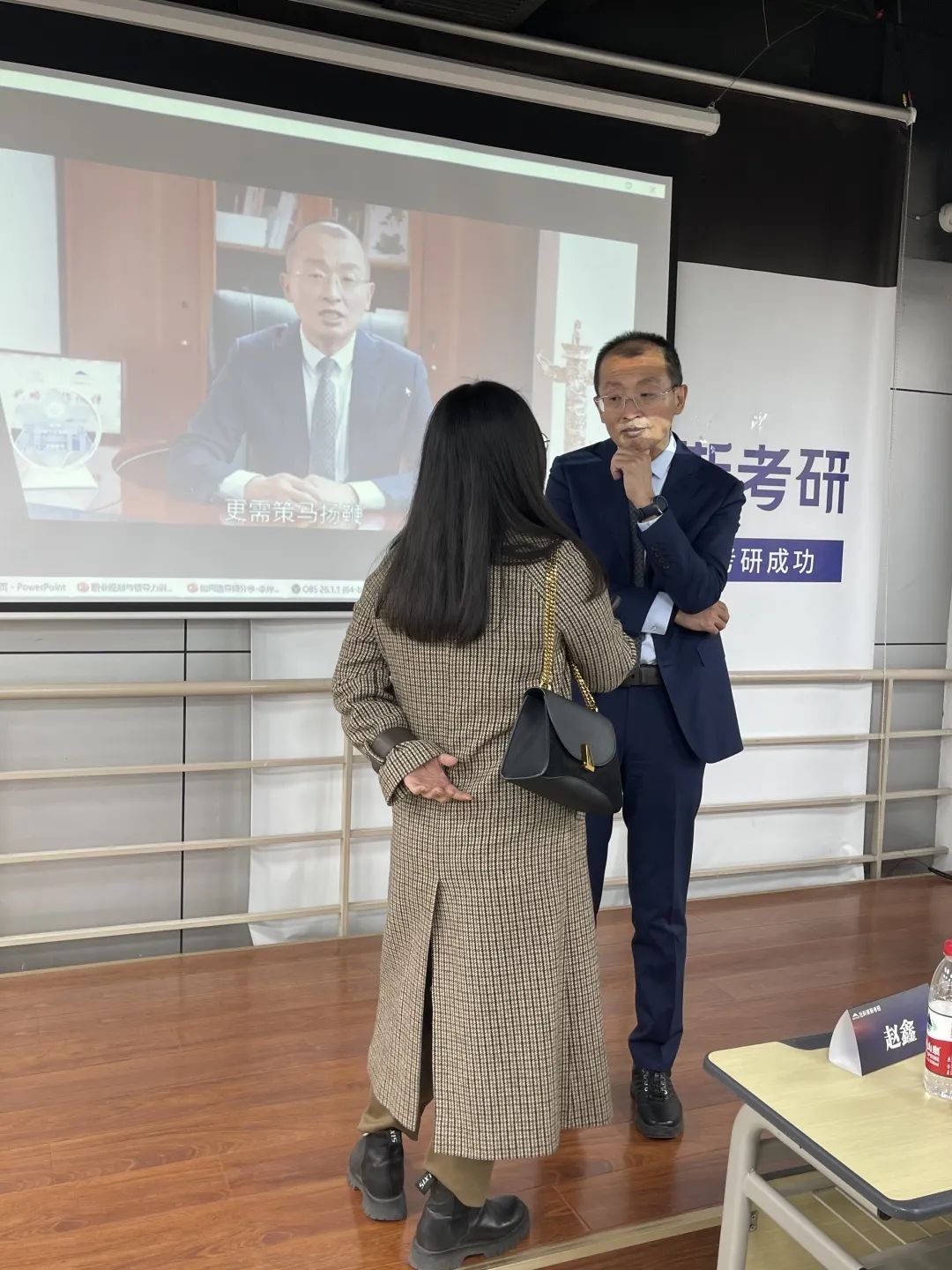 職場(chǎng)致勝之道與領(lǐng)導(dǎo)力提升——社科賽斯甄誠(chéng)董事長(zhǎng)專場(chǎng)講座圓滿收官！  社科賽斯考研 社科賽斯 職場(chǎng)致勝之道 領(lǐng)導(dǎo)力提升  社科賽斯考研  洞悉職場(chǎng)規(guī)律，活出精彩人生。2023年1月8日下午，社科賽斯董事長(zhǎng)甄誠(chéng)先生以《職場(chǎng)致勝之道與領(lǐng)導(dǎo)力提升》發(fā)表精彩講座。  ▼董事長(zhǎng)甄誠(chéng)先生  人物簡(jiǎn)介：北大光華02級(jí)MBA，社科賽斯創(chuàng)始人，多所院校面試考官、企業(yè)家導(dǎo)師、客座教授，曾在北京大學(xué)國(guó)家發(fā)展研究院、北大醫(yī)學(xué)部、中國(guó)科學(xué)院大學(xué)管理學(xué)院、中國(guó)政法大學(xué)商學(xué)院、天津大學(xué)管理學(xué)院、北京交通大學(xué)管理學(xué)院、中央財(cái)經(jīng)大學(xué)商學(xué)院、華東理工大學(xué)商學(xué)院、北京師范大學(xué)經(jīng)管學(xué)院，華南理工大學(xué)管理學(xué)院、暨南大學(xué)商學(xué)院等院校講授職業(yè)發(fā)展。  講座圍繞“MBA對(duì)未來(lái)職業(yè)發(fā)展的回報(bào)”、“職場(chǎng)成長(zhǎng)”、“”“領(lǐng)導(dǎo)力提升”等內(nèi)容，甄總結(jié)合自身多年MBA面試指導(dǎo)經(jīng)驗(yàn)，深入淺出，針對(duì)痛點(diǎn)問(wèn)題進(jìn)行案例講解，助力同學(xué)們的未來(lái)職業(yè)發(fā)展之路！  現(xiàn)場(chǎng)同學(xué)針對(duì)講座內(nèi)容，職業(yè)困惑等問(wèn)題積極發(fā)言，活動(dòng)氣氛熱烈融洽。甄總風(fēng)趣幽默的分享，使得在場(chǎng)掌聲不斷。  職場(chǎng)圣經(jīng)  “你的勞動(dòng)報(bào)酬不是和勞動(dòng)強(qiáng)度成正比，而是和你的勞動(dòng)不可替代性成正比!”甄總表示，真正決定個(gè)人社會(huì)階層的，是精力分配結(jié)構(gòu)，并進(jìn)行了案例分析。  甄總指出，MBA同學(xué)需要明確攻讀MBA的目的:實(shí)現(xiàn)職業(yè)上的跨界升級(jí)、培育前瞻視野、培養(yǎng)思考問(wèn)題的方法和解決問(wèn)題的能力。隨后就如何交朋友、拓人脈、選導(dǎo)師等事項(xiàng)進(jìn)行了心得分享。  強(qiáng)者的必備條件  1、拒絕隨意2、拒絕任性3、拒絕慵懶4、拒絕冷漠5、每日精進(jìn)6、敬畏目標(biāo)  如何選導(dǎo)師  在甄總看來(lái)，選導(dǎo)師是困擾每個(gè)學(xué)子的問(wèn)題。甄總認(rèn)為，選導(dǎo)師，一定要注意:1、職位不一定高，但有人情味;2、資源豐富;3、研究方向與你擅長(zhǎng)領(lǐng)域關(guān)聯(lián)等。  職業(yè)導(dǎo)師能幫你提前看清未來(lái)五到十年的路，使你少走彎路，是更高效的捷徑。“你是誰(shuí)不重要，重要的是你和誰(shuí)交往，格局比情商和智商更重要。”  學(xué)習(xí)的三個(gè)層次  甄總認(rèn)為，學(xué)習(xí)分為三個(gè)層次∶1、學(xué)習(xí)知識(shí);2、學(xué)習(xí)思考問(wèn)題的方法、解決問(wèn)題的工具;3、學(xué)習(xí)理念。并通過(guò)具體事例，向大家指出，只有進(jìn)行取舍，把主流的做到極致,才是明智的做法。  MBA課程量大，但每個(gè)人精力有限，只有做好取舍，對(duì)課程做好減法和加法，把自己打造為“T